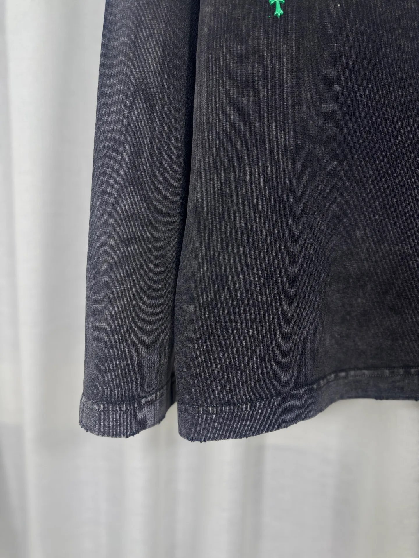 P250 top version, real shot without P, ​​different from market currency) 𝗖𝗵𝗿𝗼𝗺𝗲 𝗛𝗲𝗮𝗿𝘁𝘀/Cro Xin 2025 Autumn and Winter Starry Gypsophila Couple Casual Long Sleeve 👑The highest version! Customized fabric 320g fabric! Gypsophila cross hardware accessories, a hot-selling model at the counter, very comfortable to wear. Accessories: original molded and authenticated collar label ➕ 100% silk wash water label. Genuine purchase-grade original hangtag➕matching hanging rope➕3D hanging beads➕original packaging bag. Craftsmanship: The original version has consistent wiring! The highest version of the armhole matching technique! Color: Blue Black Size: S M L XL Style No.: 5173